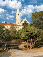 La ville de Selca, île de Brač en Croatie. L'église du Christ-Roi. Cliquer pour agrandir l'image.