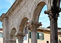 The peristyle of the Palace of Diocletian (author Hedwig Storch). Click to enlarge the image.