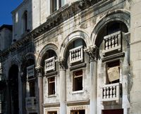 The Luxor coffee inserted in the peristyle of the Palace of Diocletian (author Beyond Silence). Click to enlarge the image.