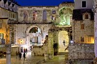 Die Tür von Geld des Diokletianpalastes (Autor Office Tourisme Split). Klicken, um das Bild zu vergrößern.