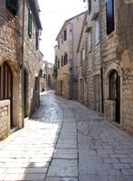 La ville de Stari Grad, île de Hvar en Croatie. Une rue de la vieille ville de Stari Grad (auteur Elgaard). Cliquer pour agrandir l'image.