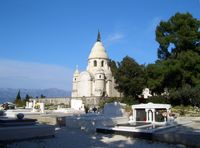 La ville de Supetar, île de Brač en Croatie. Le mausolée de la famille Petrinović. Cliquer pour agrandir l'image.