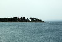 La ville de Supetar, île de Brač en Croatie. Le cap Saint-Nicolas. Cliquer pour agrandir l'image.