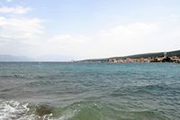 La ville de Supetar, île de Brač en Croatie. Supetar vue depuis la mer. Cliquer pour agrandir l'image.