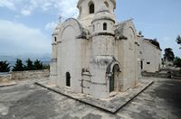 La ville de Supetar, île de Brač en Croatie. Le mausolée Petrinović. Cliquer pour agrandir l'image.