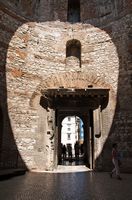 The hall of the Palace of Diocletian to Split (to auteir Isa Valor). Click to enlarge the image in Flickr (new tab).