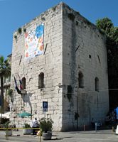 The south-eastern tower of the Palace of Diocletian to Split (Kpmst7 author). Click to enlarge the image in Flickr (new tab).