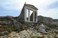 Le mont Cynthe à Délos en Grèce. Le temple d'Isis. Cliquer pour agrandir l'image dans Adobe Stock (nouvel onglet).