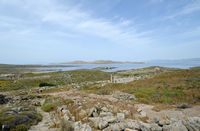 Le mont Cynthe à Délos en Grèce. La terrasse des divinités étrangères vue depuis le sommet. Cliquer pour agrandir l'image dans Adobe Stock (nouvel onglet).