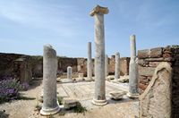 Le quartier du Lac de Délos en Grèce. La Maison du Lac. Cliquer pour agrandir l'image dans Adobe Stock (nouvel onglet).