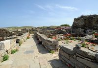 Le Quartier du Théâtre de Délos en Grèce. Une rue. Cliquer pour agrandir l'image dans Adobe Stock (nouvel onglet).