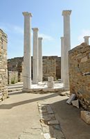 Le Quartier du Théâtre de Délos en Grèce. Péristyle de la Maison au Dionysos. Cliquer pour agrandir l'image dans Adobe Stock (nouvel onglet).