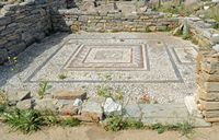 Le Quartier du Théâtre de Délos en Grèce. Mosaïque près de la Maison de Cléopâtre. Cliquer pour agrandir l'image dans Adobe Stock (nouvel onglet).