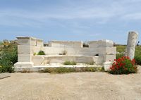 Le sanctuaire d'Apollon à Délos en Grèce. Exèdre de la Voie Sacrée. Cliquer pour agrandir l'image dans Adobe Stock (nouvel onglet).