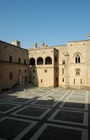 Cour du palais des Grands Maîtres à Rhodes. Cliquer pour agrandir l'image dans Adobe Stock (nouvel onglet).