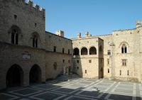 Cour du palais des Grands Maîtres à Rhodes. Cliquer pour agrandir l'image dans Adobe Stock (nouvel onglet).
