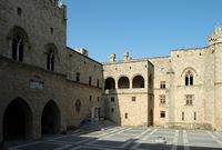 Cour du palais des Grands Maîtres à Rhodes. Cliquer pour agrandir l'image dans Adobe Stock (nouvel onglet).