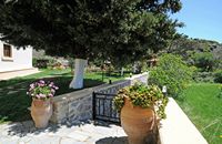 Le village d’Agia Galini en Crète. Jardin du monastère du Saint-Esprit à Kissos. Cliquer pour agrandir l'image dans Adobe Stock (nouvel onglet).