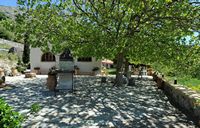 Le village d’Agia Galini en Crète. Jardin du monastère du Saint-Esprit à Kissos. Cliquer pour agrandir l'image dans Adobe Stock (nouvel onglet).