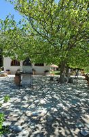 Le village d’Agia Galini en Crète. Jardin du monastère du Saint-Esprit à Kissos. Cliquer pour agrandir l'image dans Adobe Stock (nouvel onglet).