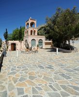 Le village d’Agia Galini en Crète. Le monastère du Saint-Esprit à Kissos. Cliquer pour agrandir l'image dans Adobe Stock (nouvel onglet).