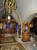 Le village d’Agia Galini en Crète. Intérieur du catholicon et reliquaire du monastère du Saint-Esprit à Kissos. Cliquer pour agrandir l'image dans Adobe Stock (nouvel onglet).