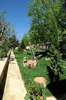 Le village d’Agia Galini en Crète. Jardin du monastère du Saint-Esprit à Kissos. Cliquer pour agrandir l'image dans Adobe Stock (nouvel onglet).