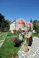 Le village d’Agia Galini en Crète. Jardin du monastère du Saint-Esprit à Kissos. Cliquer pour agrandir l'image dans Adobe Stock (nouvel onglet).