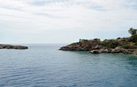 Le village d’Anopoli en Crète. La baie de Loutro et l'îlot de Fanari. Cliquer pour agrandir l'image dans Adobe Stock (nouvel onglet).