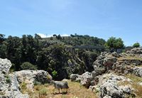 Le village d’Anopoli en Crète. Le viaduc vu depuis le village abandonné d'Aradaina. Cliquer pour agrandir l'image dans Adobe Stock (nouvel onglet).