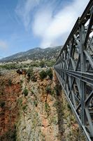 Le village d’Anopoli en Crète. Le viaduc Varadinogiannis au-dessus des gorges d'Aradaina. Cliquer pour agrandir l'image dans Adobe Stock (nouvel onglet).