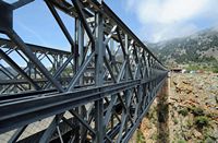 Le village d’Anopoli en Crète. Le viaduc Varadinogiannis au-dessus des gorges d'Aradaina. Cliquer pour agrandir l'image dans Adobe Stock (nouvel onglet).