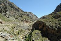 Le village d’Assomatos en Crète. Les gorges de la rivière Kourtaliotis. Cliquer pour agrandir l'image dans Adobe Stock (nouvel onglet).