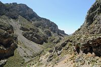 Le village d’Assomatos en Crète. Les gorges de la rivière Kourtaliotis. Cliquer pour agrandir l'image dans Adobe Stock (nouvel onglet).