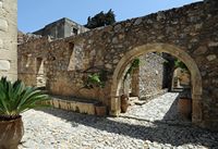 Le village d’Assomatos en Crète. Le monastère Moni Preveli d'En bas. Cliquer pour agrandir l'image dans Adobe Stock (nouvel onglet).