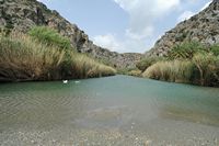 Le village d’Assomatos en Crète. L'embouchure du fleuve Megalopotamos à Preveli. Cliquer pour agrandir l'image dans Adobe Stock (nouvel onglet).