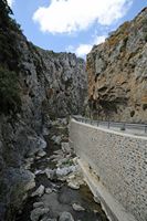 Le village d’Assomatos en Crète. Les gorges de la Kourtaliotis. Cliquer pour agrandir l'image dans Adobe Stock (nouvel onglet).