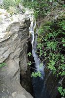 Le village d’Assomatos en Crète. Les chutes d'eau des gorges de la Kourtaliotis. Cliquer pour agrandir l'image dans Adobe Stock (nouvel onglet).