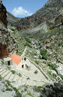 Le village d’Assomatos en Crète. La chapelle Saint-Nicolas dans les gorges de la Kourtaliotis. Cliquer pour agrandir l'image dans Adobe Stock (nouvel onglet).