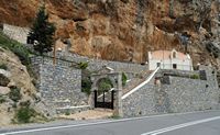 Le village d’Assomatos en Crète. L'église Sainte-Dominique dans les gorges de la Kourtaliotis. Cliquer pour agrandir l'image dans Adobe Stock (nouvel onglet).