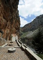 Le village d’Assomatos en Crète. L'église Sainte-Dominique dans les gorges de la Kourtaliotis. Cliquer pour agrandir l'image dans Adobe Stock (nouvel onglet).