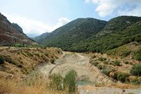 Le village d'Avdou en Crète. Le lac de barrage de la rivière Aposelemis dans la vallée d'Avdou. Cliquer pour agrandir l'image dans Adobe Stock (nouvel onglet).