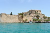 L’île de Spinalonga en Crète. Le bastion de Tiepolo de la forteresse de Spinalonga. Cliquer pour agrandir l'image dans Adobe Stock (nouvel onglet).