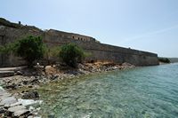 L’île de Spinalonga en Crète. Le flanc de Pierino de la forteresse de Spinalonga. Cliquer pour agrandir l'image dans Adobe Stock (nouvel onglet).