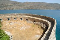 L’île de Spinalonga en Crète. La demi-lune de Michiel de la forteresse de Spinalonga. Cliquer pour agrandir l'image dans Adobe Stock (nouvel onglet).