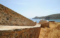 L’île de Spinalonga en Crète. Le saillant de Rangone de la forteresse de Spinalonga. Cliquer pour agrandir l'image dans Adobe Stock (nouvel onglet).