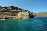 L’île de Spinalonga en Crète. Le semi-bastion de Scaramelli de la forteresse de Spinalonga. Cliquer pour agrandir l'image dans Adobe Stock (nouvel onglet).