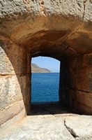 L’île de Spinalonga en Crète. La demi-lune Michiel de la forteresse de Spinalonga. Cliquer pour agrandir l'image dans Adobe Stock (nouvel onglet).