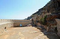 L’île de Spinalonga en Crète. La demi-lune Michiel de la forteresse de Spinalonga. Cliquer pour agrandir l'image dans Adobe Stock (nouvel onglet).