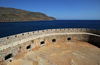 L’île de Spinalonga en Crète. La demi-lune Michiel de la forteresse de Spinalonga. Cliquer pour agrandir l'image dans Adobe Stock (nouvel onglet).